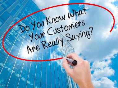 Adam el Hostel siyah kalemi ile görsel ekranda yazma.