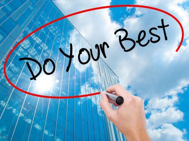 Adam el Hostel siyah kalemi ile görsel ekranda yazma.