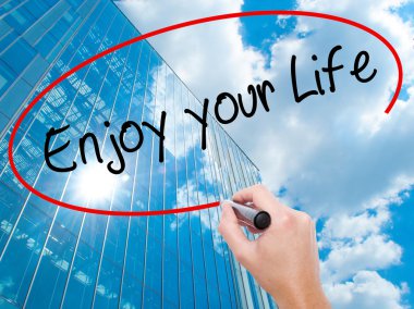 Adam el Hostel siyah kalemi ile görsel ekranda yazma.