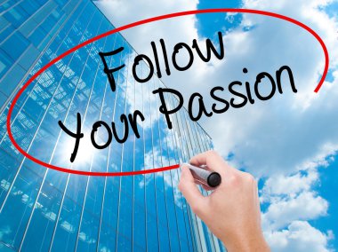 Adam el Hostel siyah kalemi ile görsel ekranda yazma.