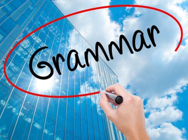 Adam el Hostel siyah kalemi ile görsel ekranda yazma.