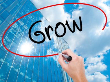 Adam el Hostel siyah kalemi ile görsel ekranda yazma.