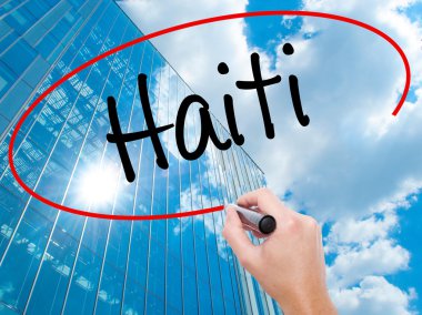 Adam el Hostel siyah kalemi ile görsel ekranda yazma.