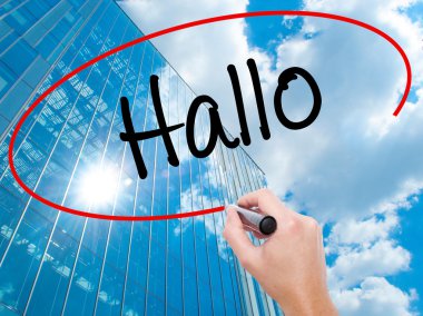 Adam el Hostel siyah kalemi ile görsel ekranda yazma.