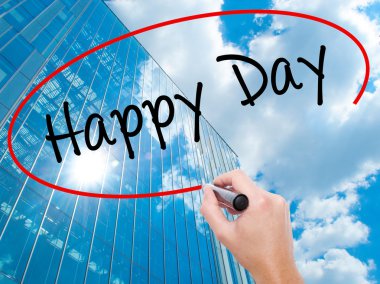 Adam el Hostel siyah kalemi ile görsel ekranda yazma.