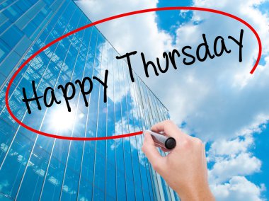 Adam el Hostel siyah kalemi ile görsel ekranda yazma.