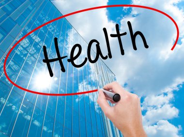 Adam el Hostel siyah kalemi ile görsel ekranda yazma.