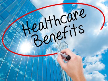 Adam el Hostel siyah kalemi ile görsel ekranda yazma.