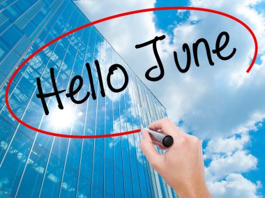 Adam el Hostel siyah kalemi ile görsel ekranda yazma.