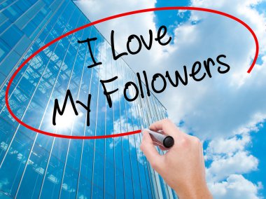 Adam el Hostel siyah kalemi ile görsel ekranda yazma.