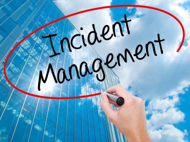 Adam el Hostel siyah kalemi ile görsel ekranda yazma.