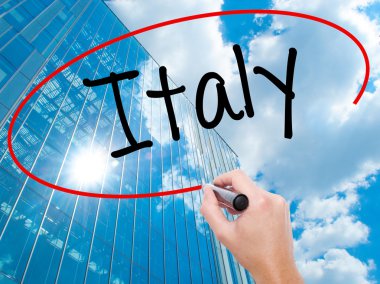 Adam el Hostel siyah kalemi ile görsel ekranda yazma.