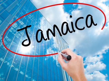 Adam el Hostel siyah kalemi ile görsel ekranda yazma.