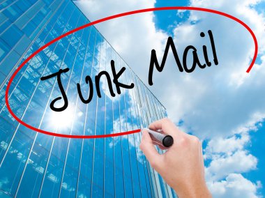 Adam el Hostel siyah kalemi ile görsel ekranda yazma.