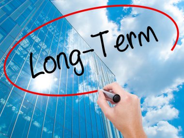 Adam el Hostel siyah kalemi ile görsel ekranda yazma.