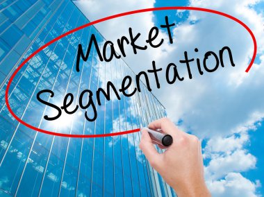 Adam el Hostel siyah kalemi ile görsel ekranda yazma.