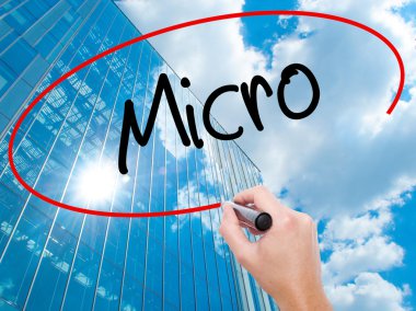 Adam el Hostel siyah kalemi ile görsel ekranda yazma.