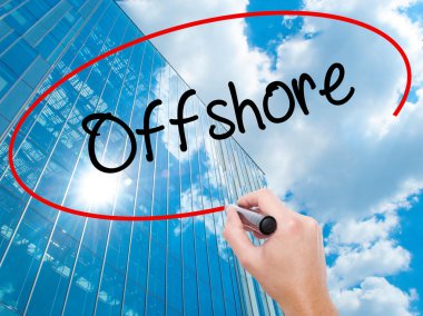 Adam el Hostel siyah kalemi ile görsel ekranda yazma.