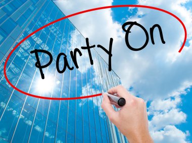 Adam el Hostel siyah kalemi ile görsel ekranda yazma.