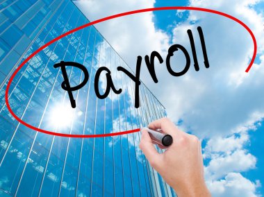 Adam el Hostel siyah kalemi ile görsel ekranda yazma.