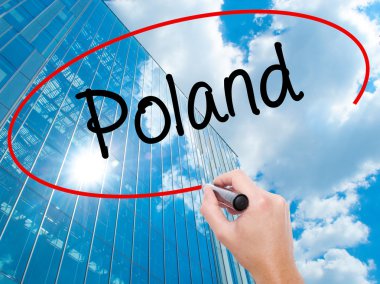 Adam el Hostel siyah kalemi ile görsel ekranda yazma.