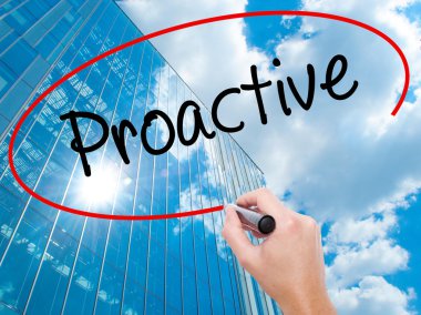 Adam el Hostel siyah kalemi ile görsel ekranda yazma.