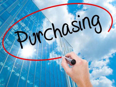 Adam el Hostel siyah kalemi ile görsel ekranda yazma.