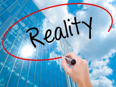 Adam el Hostel siyah kalemi ile görsel ekranda yazma.