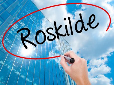 Adam el Hostel siyah kalemi ile görsel ekranda yazma.