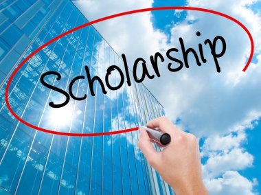 Adam el Hostel siyah kalemi ile görsel ekranda yazma.