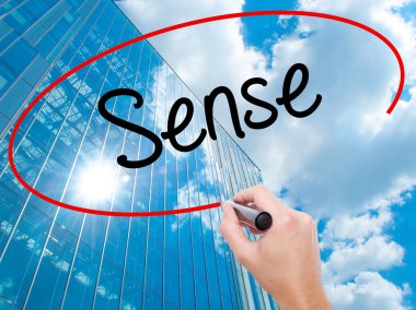 Adam el Hostel siyah kalemi ile görsel ekranda yazma.