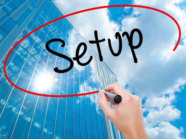 Adam el Hostel siyah kalemi ile görsel ekranda yazma.