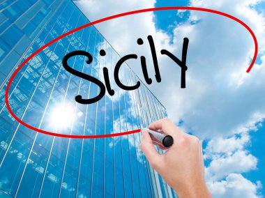 Adam el Hostel siyah kalemi ile görsel ekranda yazma.