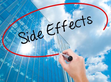 Adam el Hostel siyah kalemi ile görsel ekranda yazma.