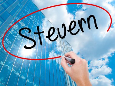 Adam el Hostel siyah kalemi ile görsel ekranda yazma.