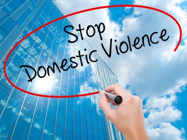 Adam el Hostel siyah kalemi ile görsel ekranda yazma.