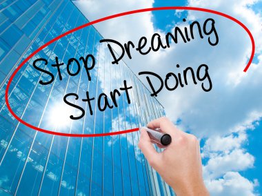 Adam el Hostel siyah kalemi ile görsel ekranda yazma.