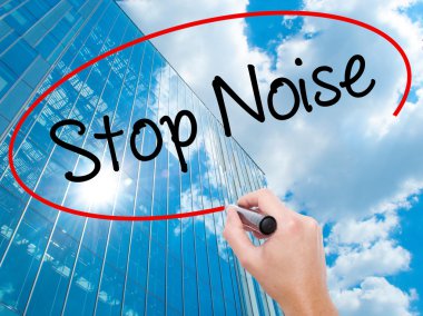 Adam el Hostel siyah kalemi ile görsel ekranda yazma.