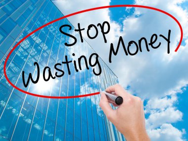 Adam el Hostel siyah kalemi ile görsel ekranda yazma.