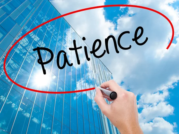 Adam el Hostel siyah kalemi ile görsel ekranda yazma.