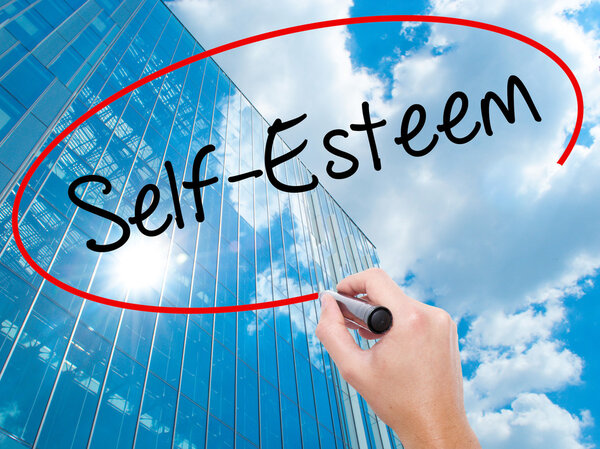 Человек, пишущий Ходжсона черным маркером на экране
