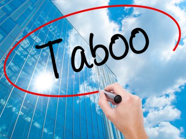 Adam el Hostel siyah kalemi ile görsel ekranda yazma.