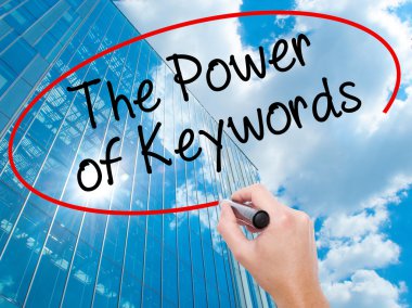 Adam el Hostel siyah kalemi ile görsel ekranda yazma.