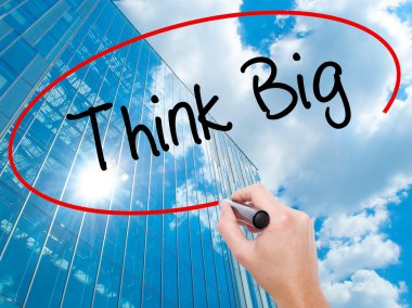 Adam el Hostel siyah kalemi ile görsel ekranda yazma.