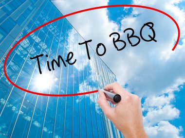 Adam el Hostel siyah kalemi ile görsel ekranda yazma.