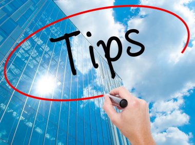 Adam el Hostel siyah kalemi ile görsel ekranda yazma.