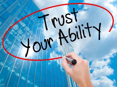 Adam el Hostel siyah kalemi ile görsel ekranda yazma.