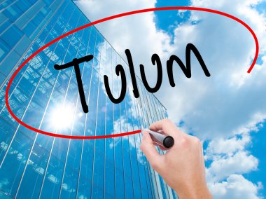 Adam el Hostel siyah kalemi ile görsel ekranda yazma.