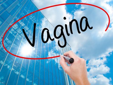 Adam el Hostel siyah kalemi ile görsel ekranda yazma.