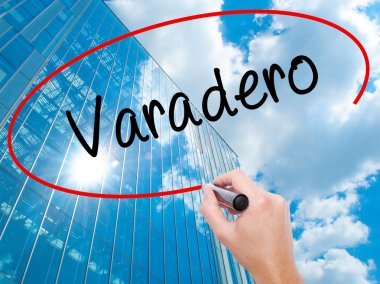 Adam el Hostel siyah kalemi ile görsel ekranda yazma.